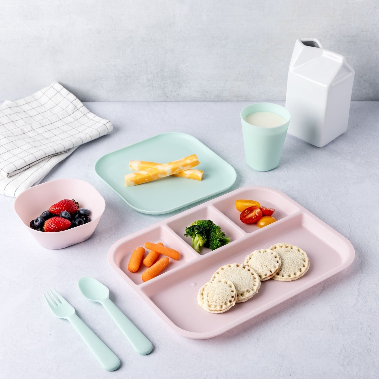 Kids' Plastic Dinnerware Set, Serves 4, 24-pc, Dishwasher Safe T7K1 - product image 4