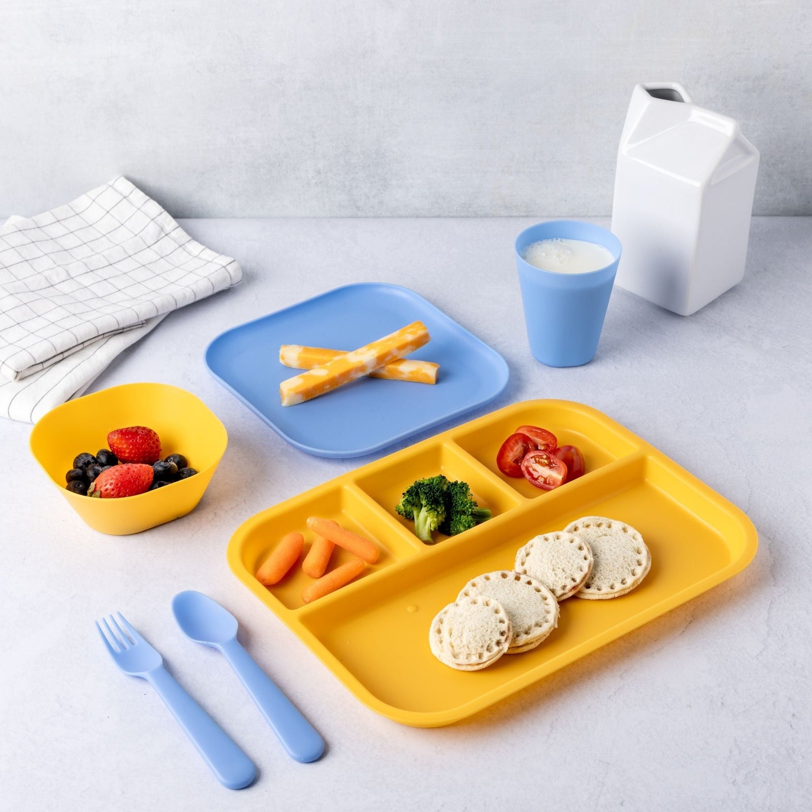 Kids' Plastic Dinnerware Set, Serves 4, 24-pc, Dishwasher Safe X4G9 - product image 5